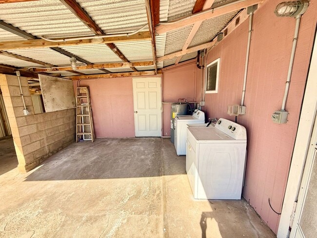 Building Photo - 4 Bedroom / 1 Bath House for Rent in Wailuku!