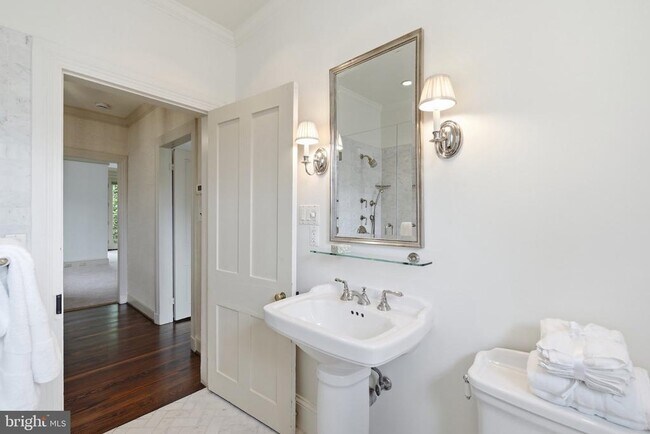 Building Photo - 1241 33rd St NW