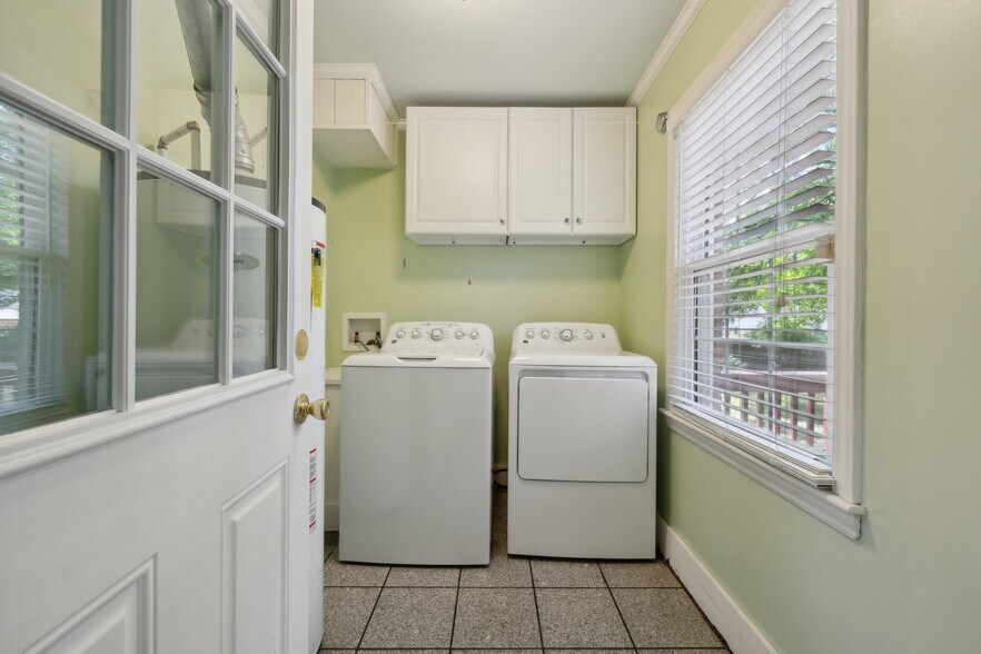 Laundry room - 1818 Woodland Dr