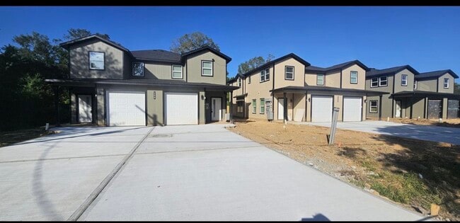 Building Photo - 129 S 10th St