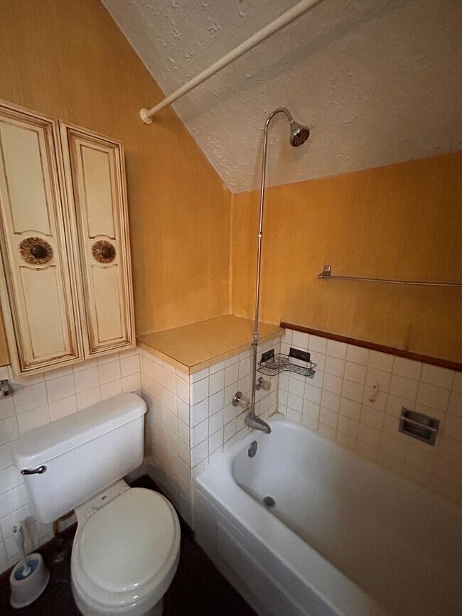 Building Photo - 1458 W 3rd St