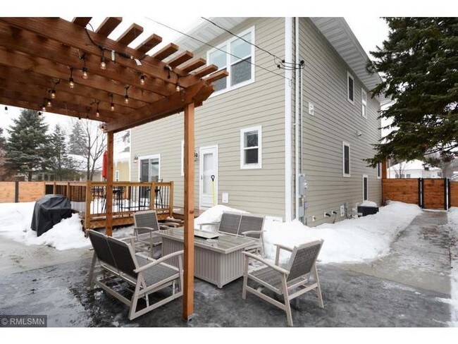 Building Photo - 3221 42nd Ave S