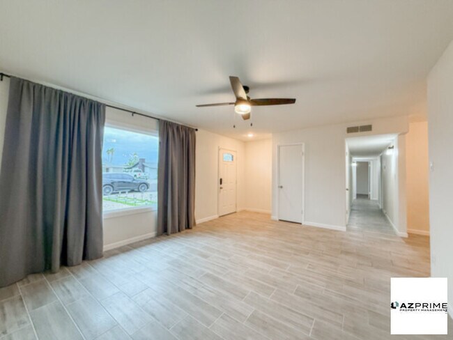 Building Photo - Beautiful 4/2 Phoenix House!