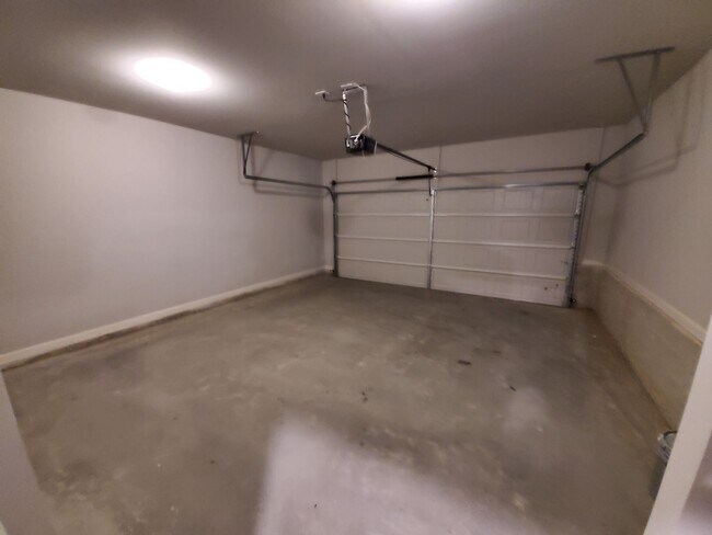 Building Photo - Charming 3-Bedroom Townhome with Stylish F...
