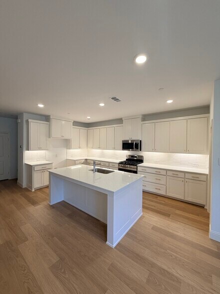 Kitchen - 4809 Lunker St