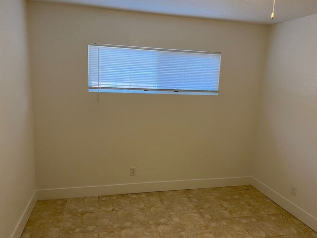 Building Photo - One story one bedroom Duplex Apartment, All Tile Floors!!! All Appliances!! Big back yard!! Recen...