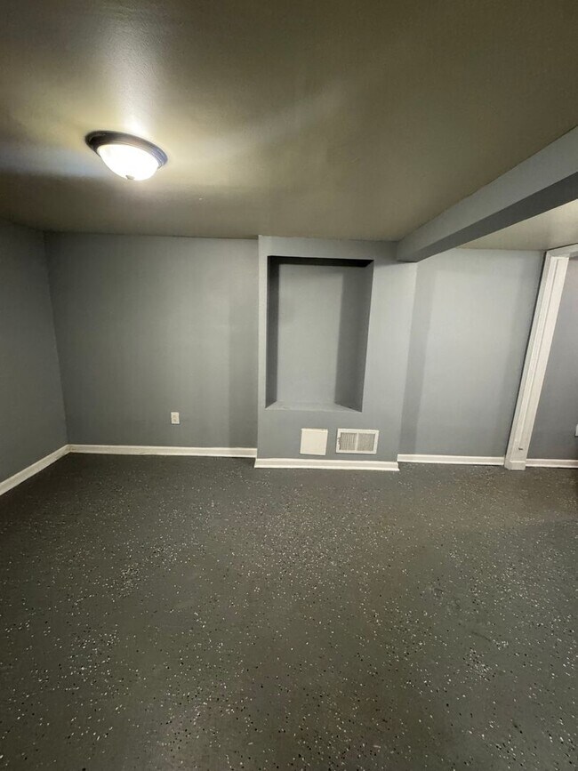 Building Photo - 2 Bedroom 1 Bathroom house in Calumet Park...