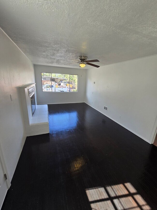 Building Photo - Nice size 4 Bedroom  2 Bath with 2 living ...