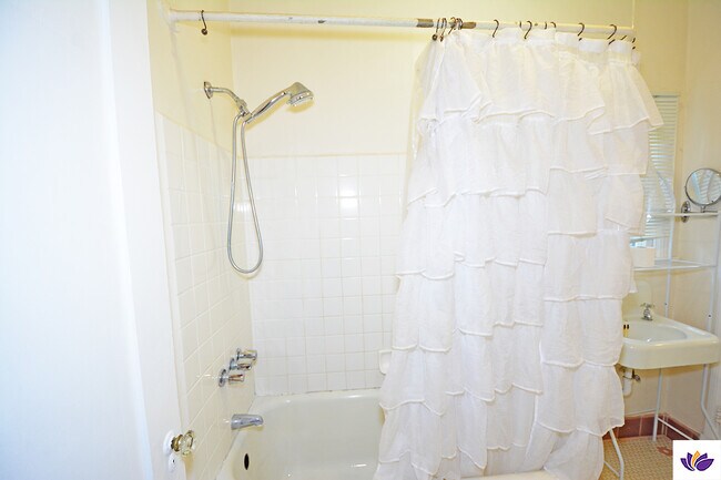 Building Photo - 5727 Carlton Way