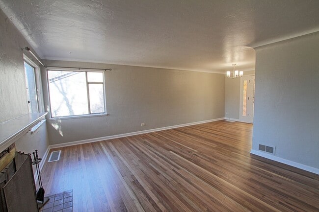 Building Photo - 2 bed 1 bath remodeled North Park Hill home