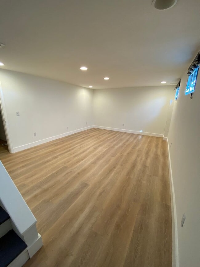 Building Photo - Three bedroom, Two+bathroom Townhouse Loca...