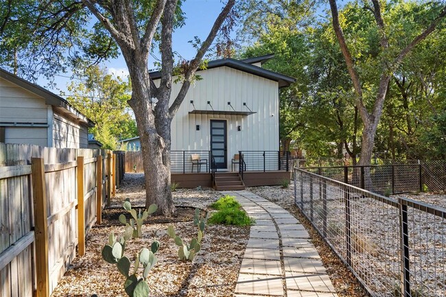 Building Photo - 1100 Romeria Dr