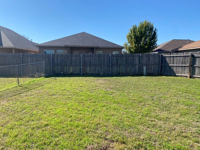 Building Photo - READY NOW! Captivating home on a cul-de-sa...