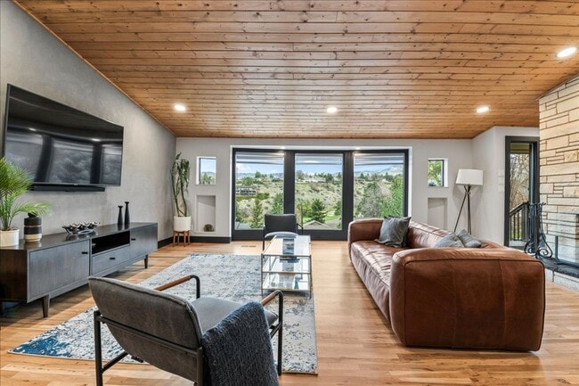 Building Photo - Fully Furnished Luxury Executive Rental