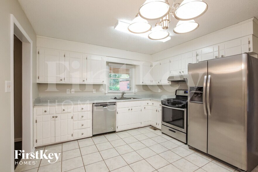 Building Photo - 1023 Lightwood Dr