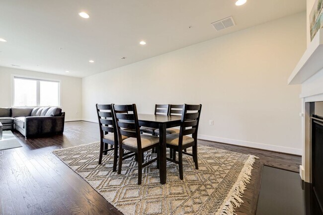 Building Photo - Updated 3br/2.5ba Condo Townhome Alexandria Walk to Metro