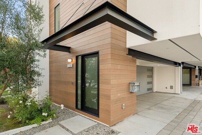 Building Photo - 807 N Detroit St