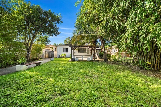 Building Photo - 555 NE 73rd St