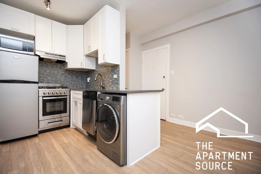 Building Photo - 511 W Belmont Ave