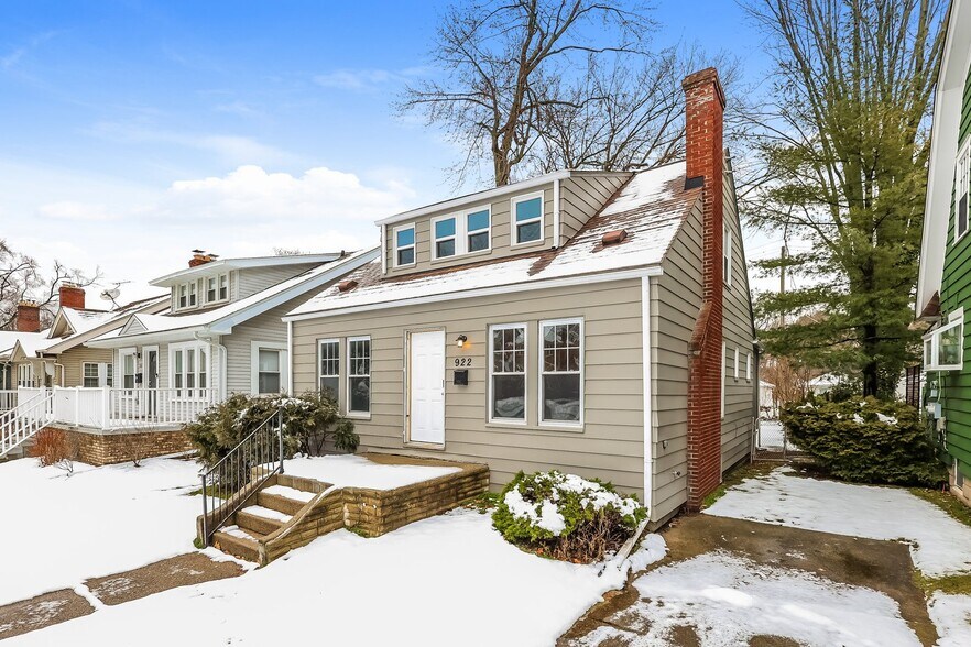 Building Photo - 922 Edgewood Dr