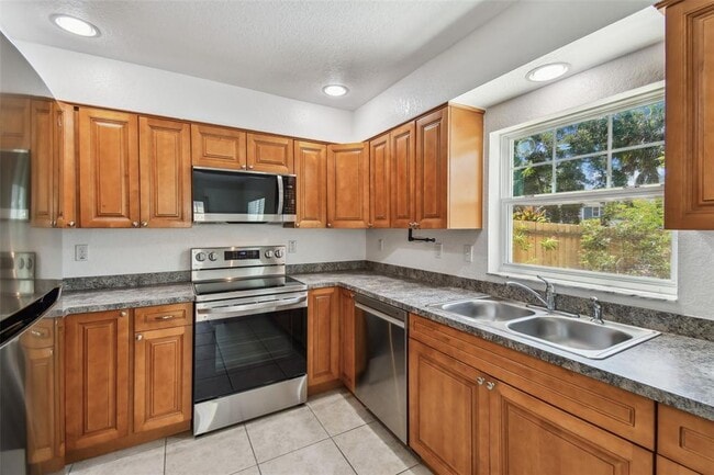 Building Photo - 587 Shady Grove Dr