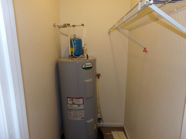 Building Photo - Charming Triplex