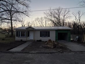 Building Photo - 505 N Chapman Ave