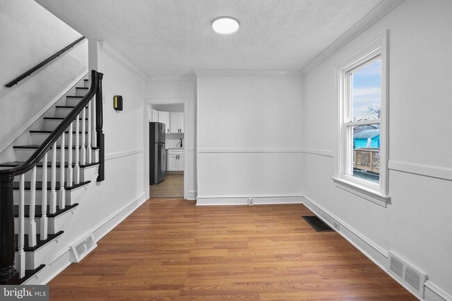 Building Photo - 34 E Hendrickson Ave