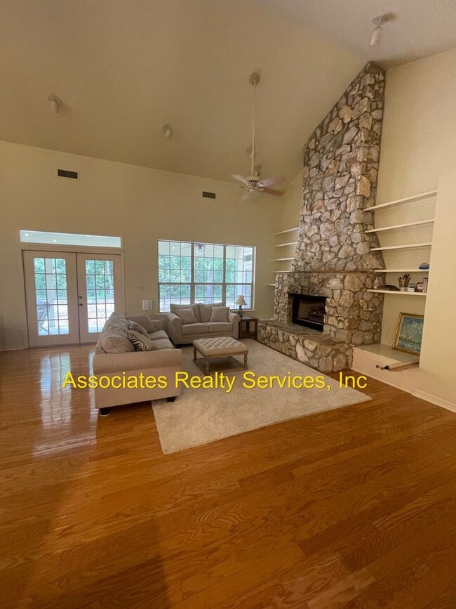 Building Photo - Just Listed!   Fabulous home in Southgate!