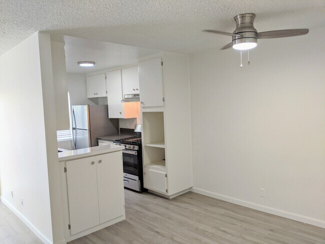 Building Photo - 10945 Rose Ave