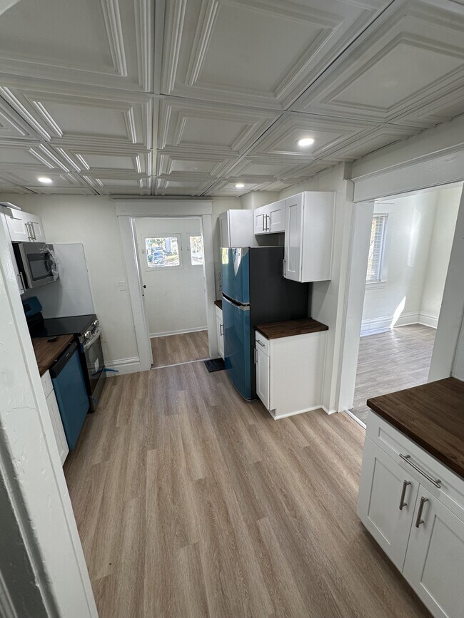 Primary Photo - 1023 Bement St