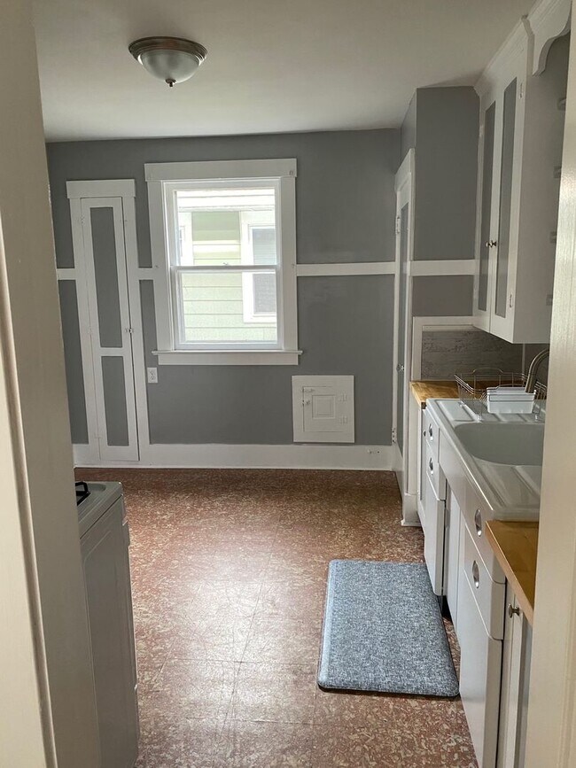 Building Photo - (STUDENT HOUSING) Stunning 5 bedroom, 1 Of...