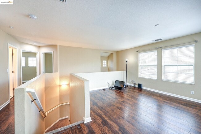 Building Photo - 220 Whispering Oaks Ct