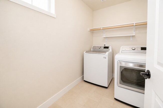 Building Photo - 402 NE 77th Ave
