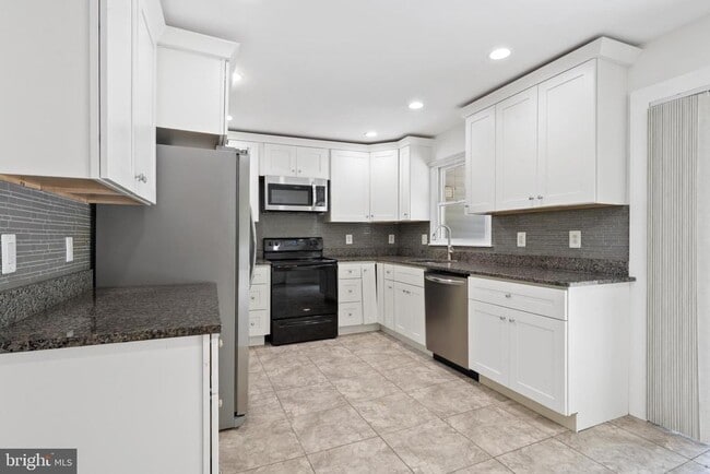 Building Photo - 2652 Collins Ct