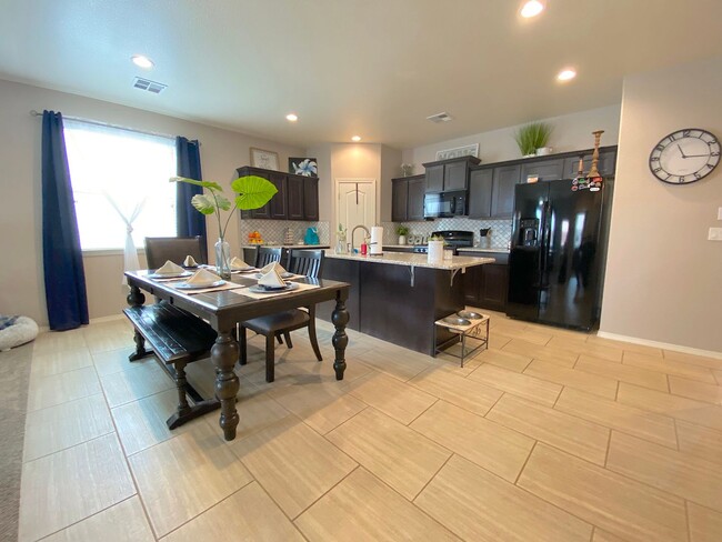 Building Photo - East El Paso 3 bed Refrig A/C w/office!