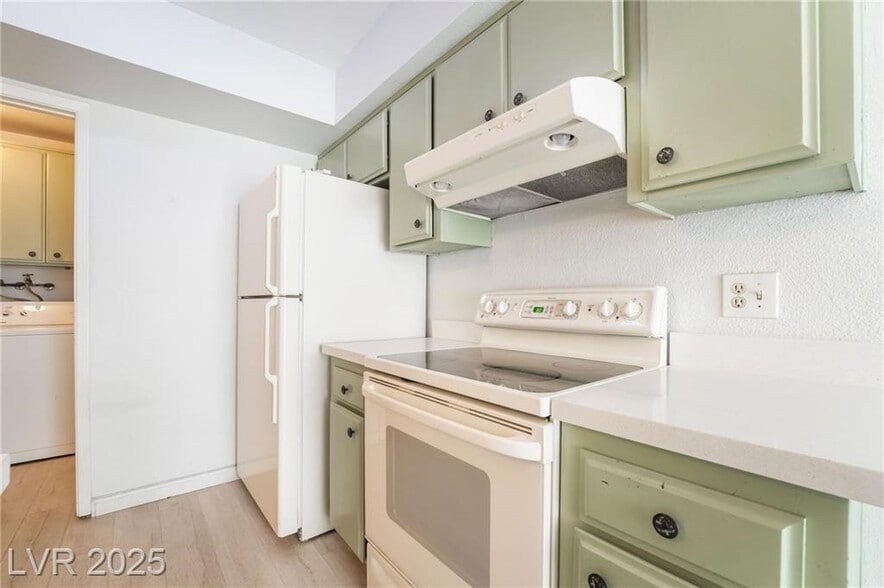 Building Photo - 3141 Pinehurst Dr