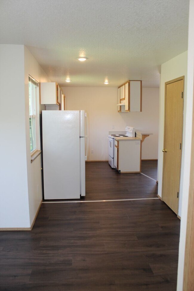 Building Photo - 3 bedroom, 2 1/2 bath home in quiet Scappoose neighborhood near parks