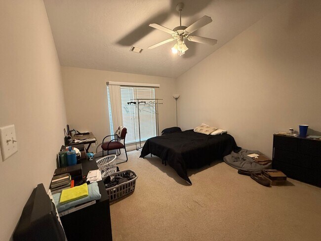 Building Photo - Great 2 Bedroom 2 Bath Townhouse with Garage