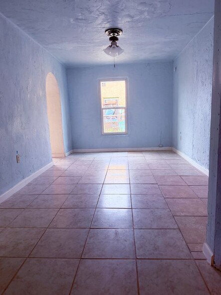 Building Photo - 1235 W Ontario St