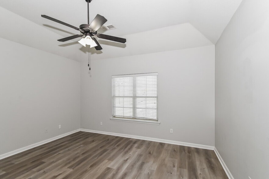 Building Photo - 2805 S Cherry Dr