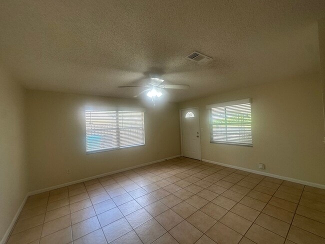 Building Photo - 2 Bedroom 1 Bath Duplex - Priced to Rent!