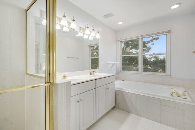 Building Photo - 3 Bed 2 Full Bath 2 Half Bath - Silver Spring Colonial - Military clause supported