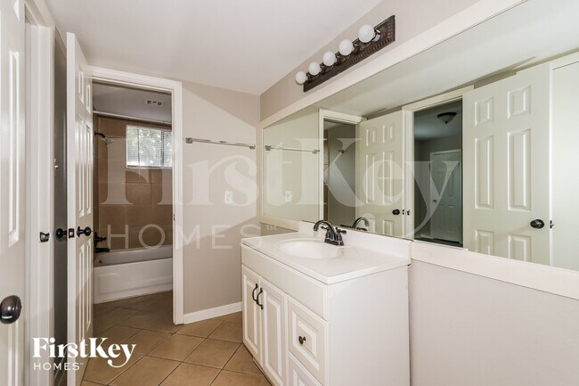 Building Photo - 2703 Shady Bayou Ln