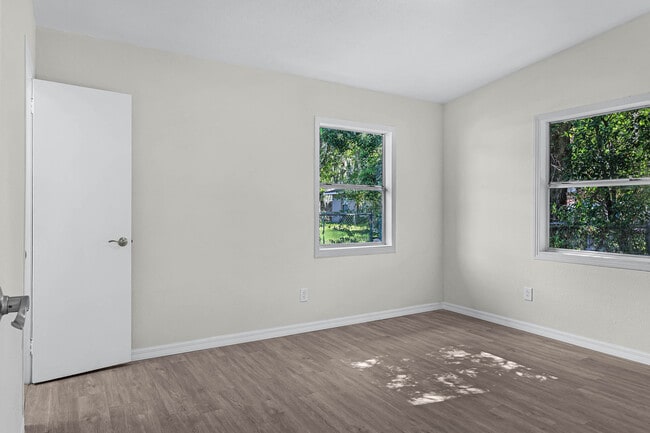 Building Photo - 1702 E Carol Dr