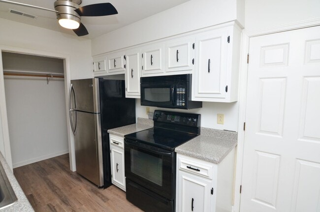 Building Photo - 230 Boxwood