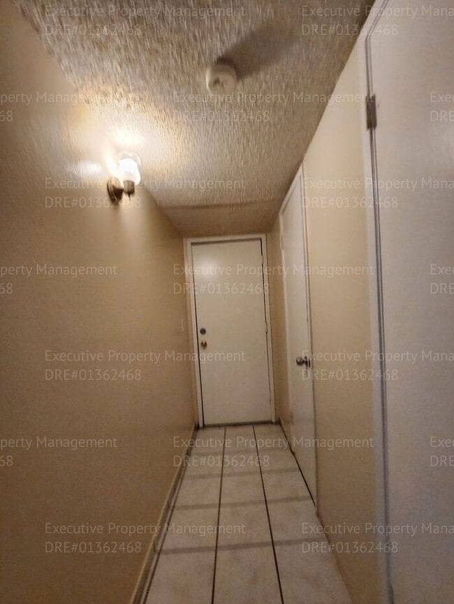Building Photo - Townhouse unit. 2 bedrooms 1.5 bath call o...