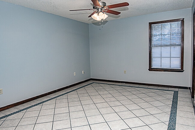 Building Photo - 116 Walker Cir E