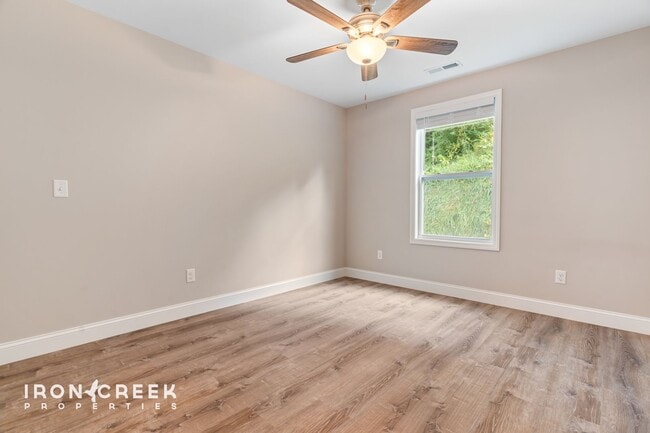 Building Photo - Beautiful New Home with Modern Finishes in...