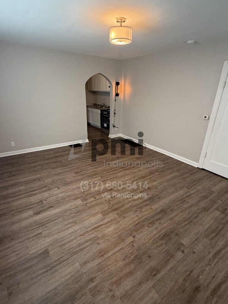 Building Photo - 1512 N Gladstone Ave